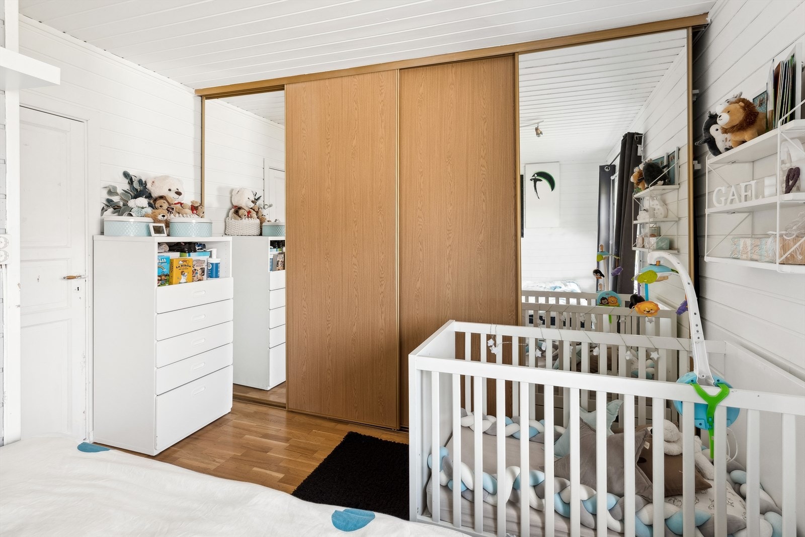 God størrelse på soverommet med skyvedørsgarderobe og god plass til seng. Galleribilde