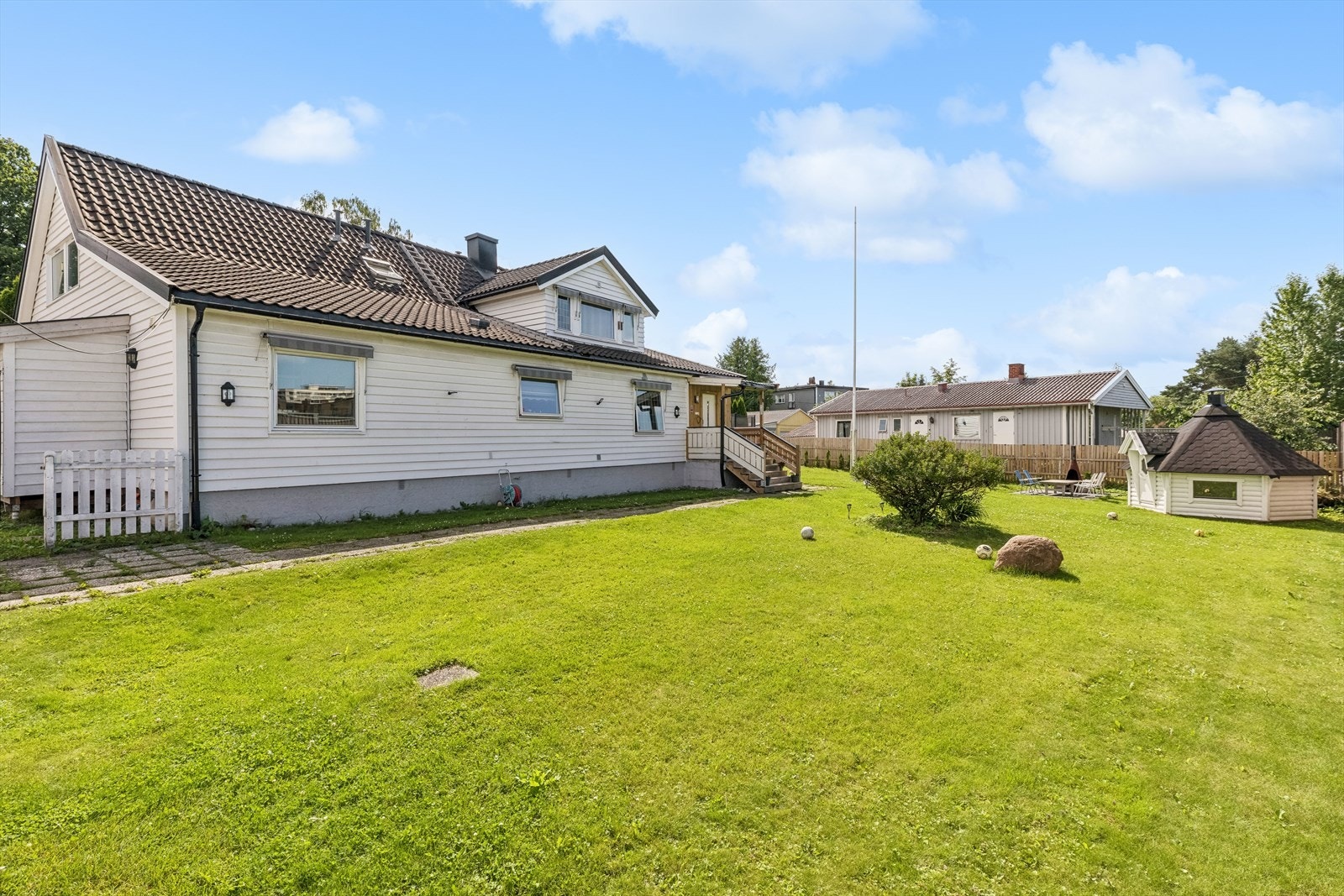 Solrik, flat og pent opparbeidet tomt på ca. 1112 kvm med både gressplen, hekk og gjerde. Galleribilde