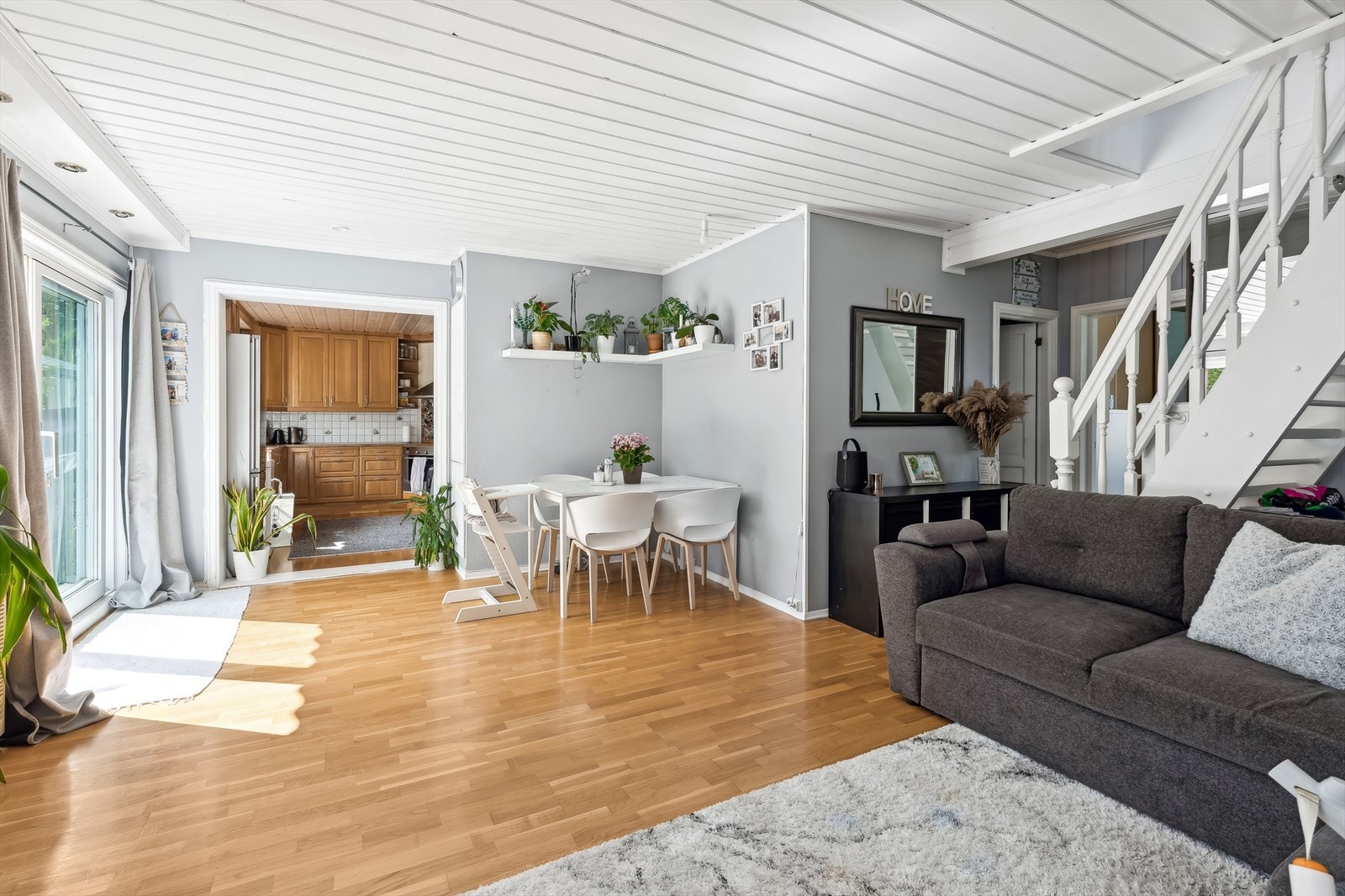 Stue i tilbygg med plass til sofa- og spisegruppe. Galleribilde