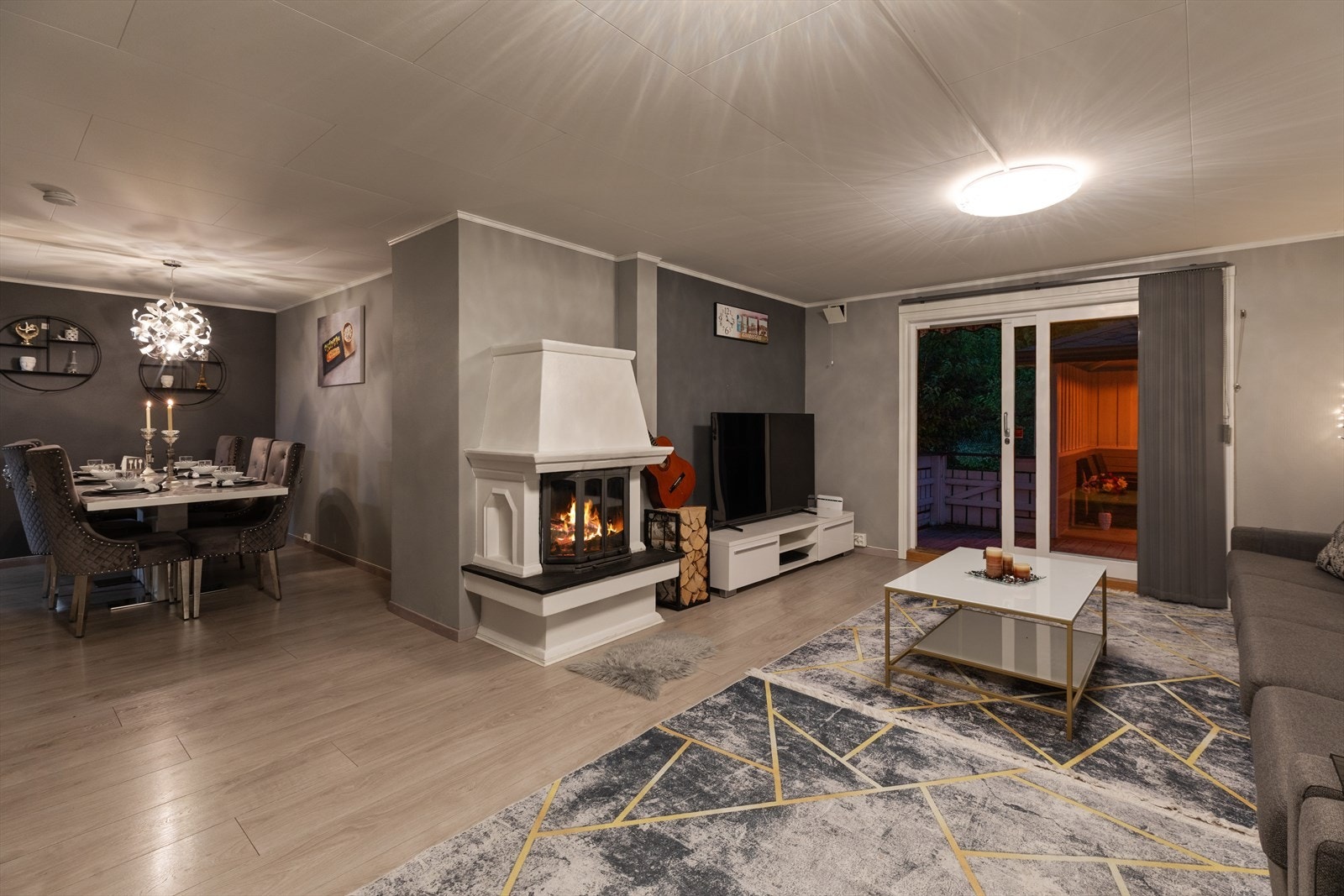 Lun og god stemning med fyr i peisen. Galleribilde