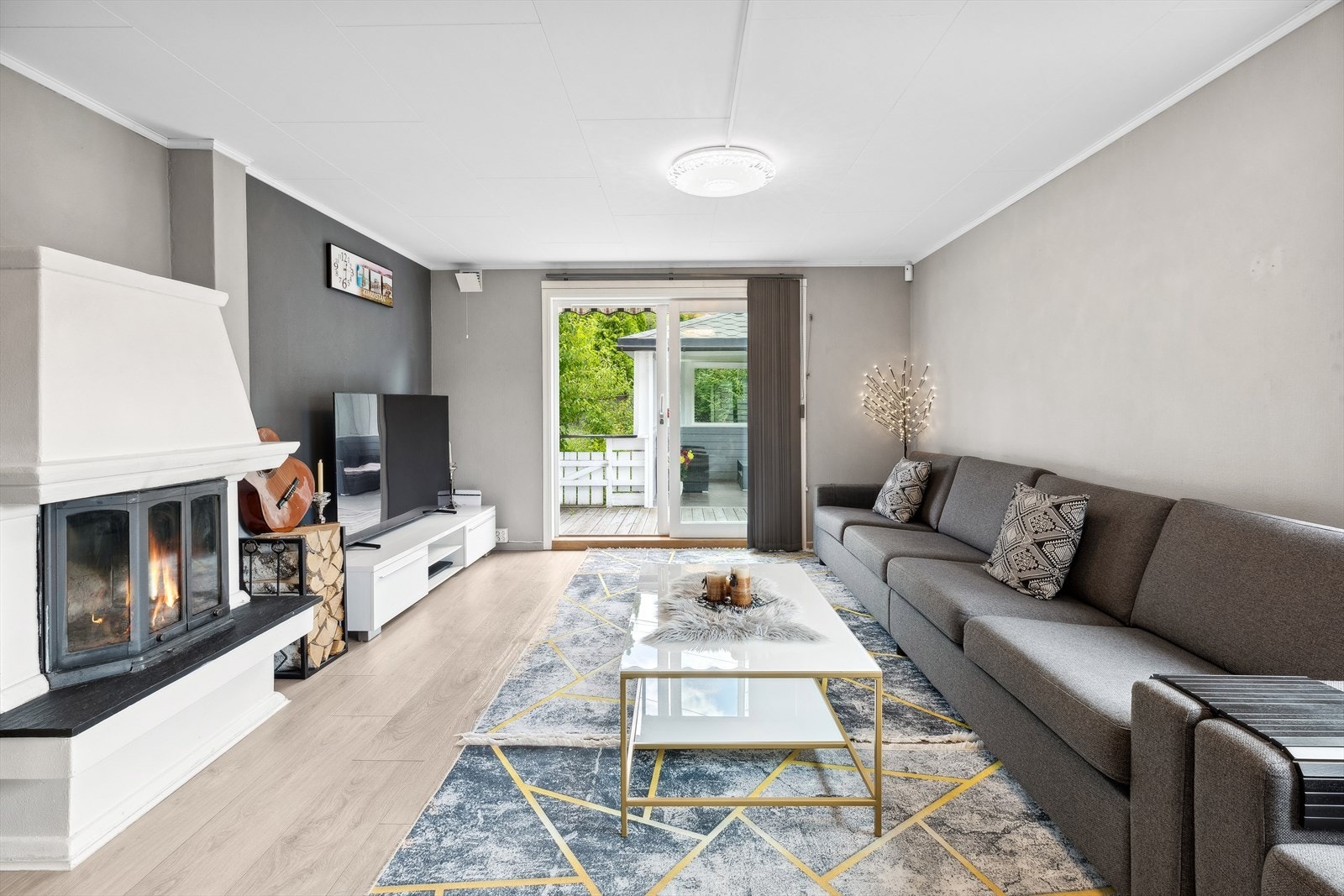 Lys og luftig stue inndelt i 3 soner med flere innredningsmuligheter. Galleribilde