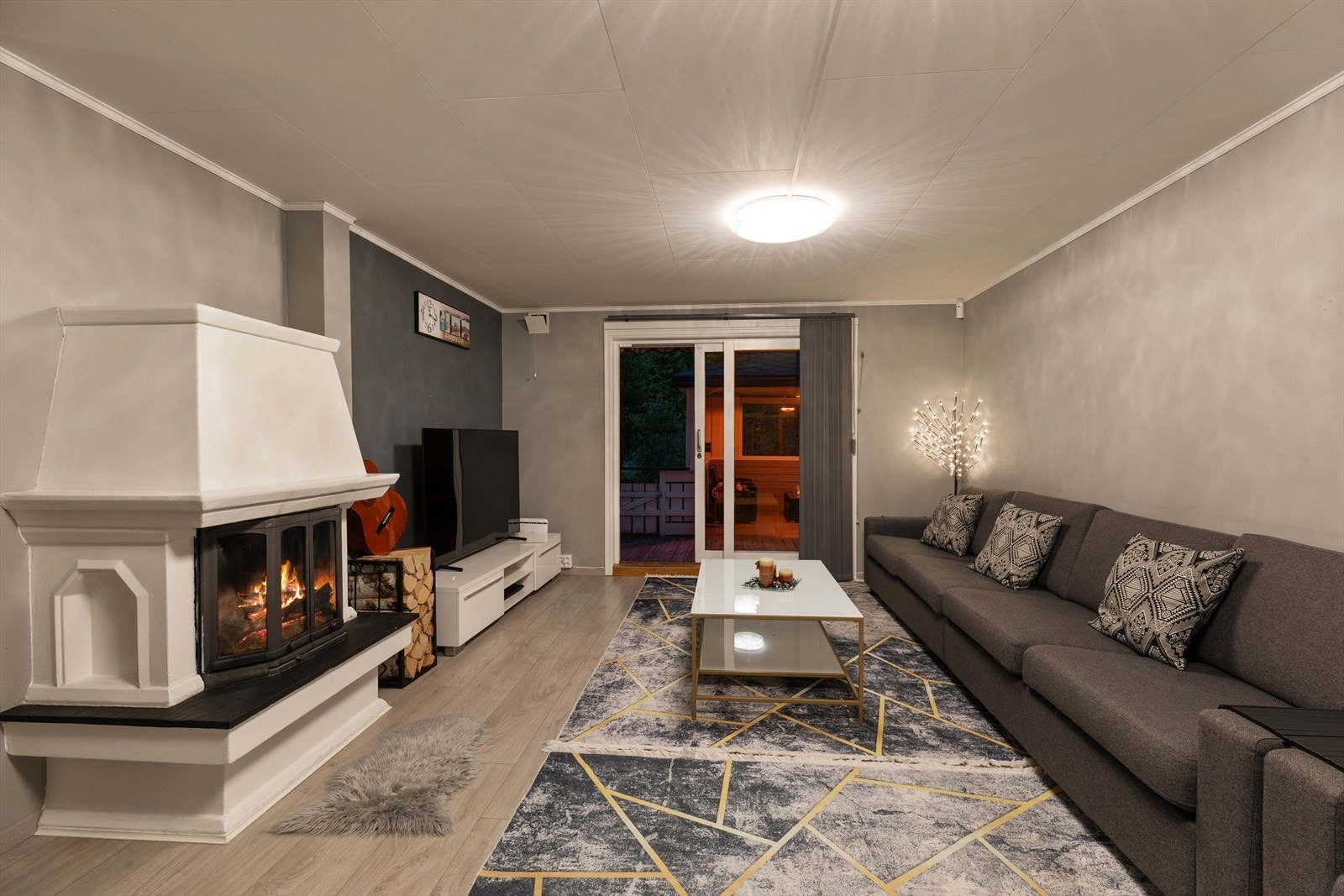 God plass til en hyggelig sofagruppe og ønsket medie-/oppbevaringsmøblement. Galleribilde