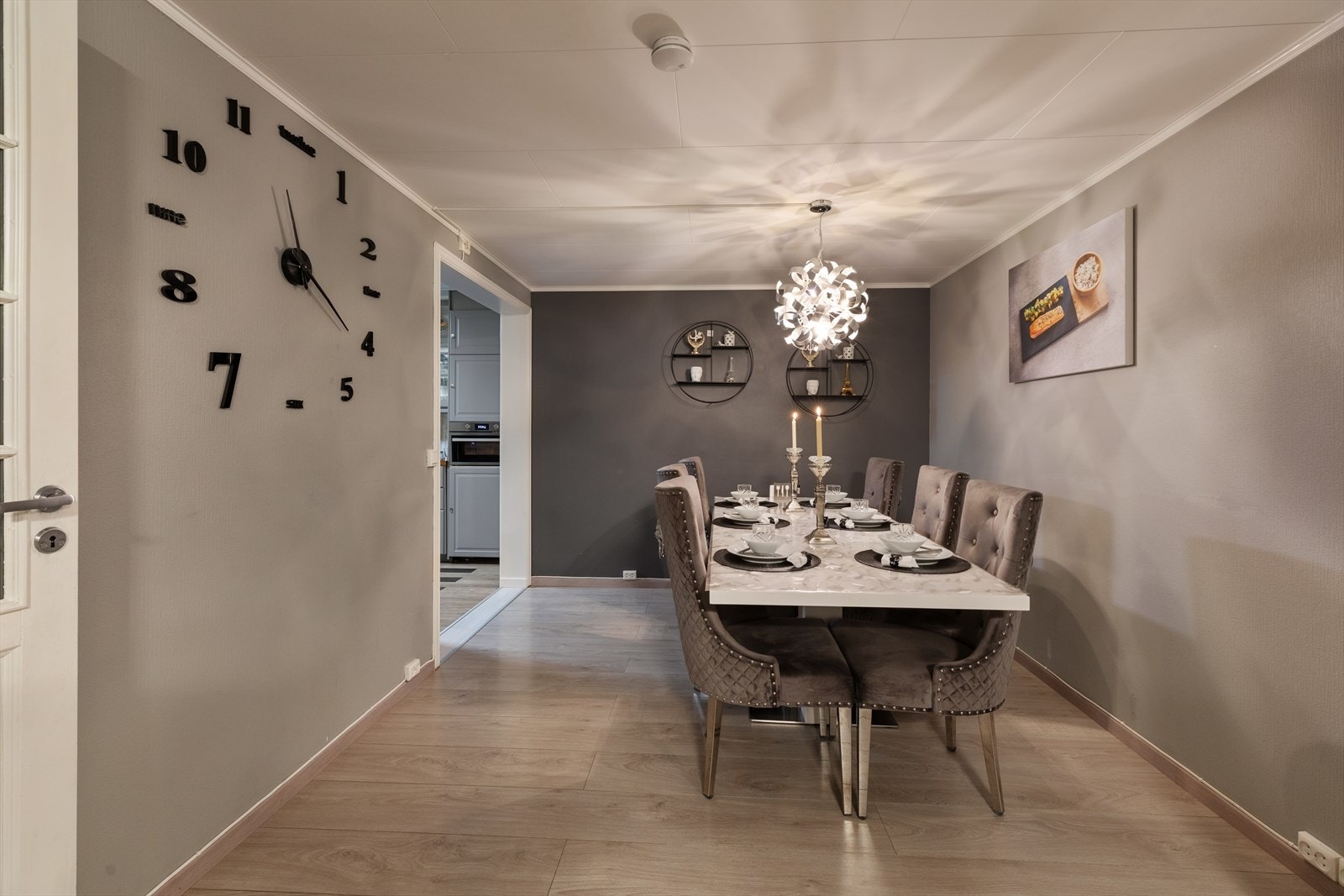 Det er plass til et stort spisebord hvor en bedre middag kan nytes med det inviterte selskapet. Galleribilde