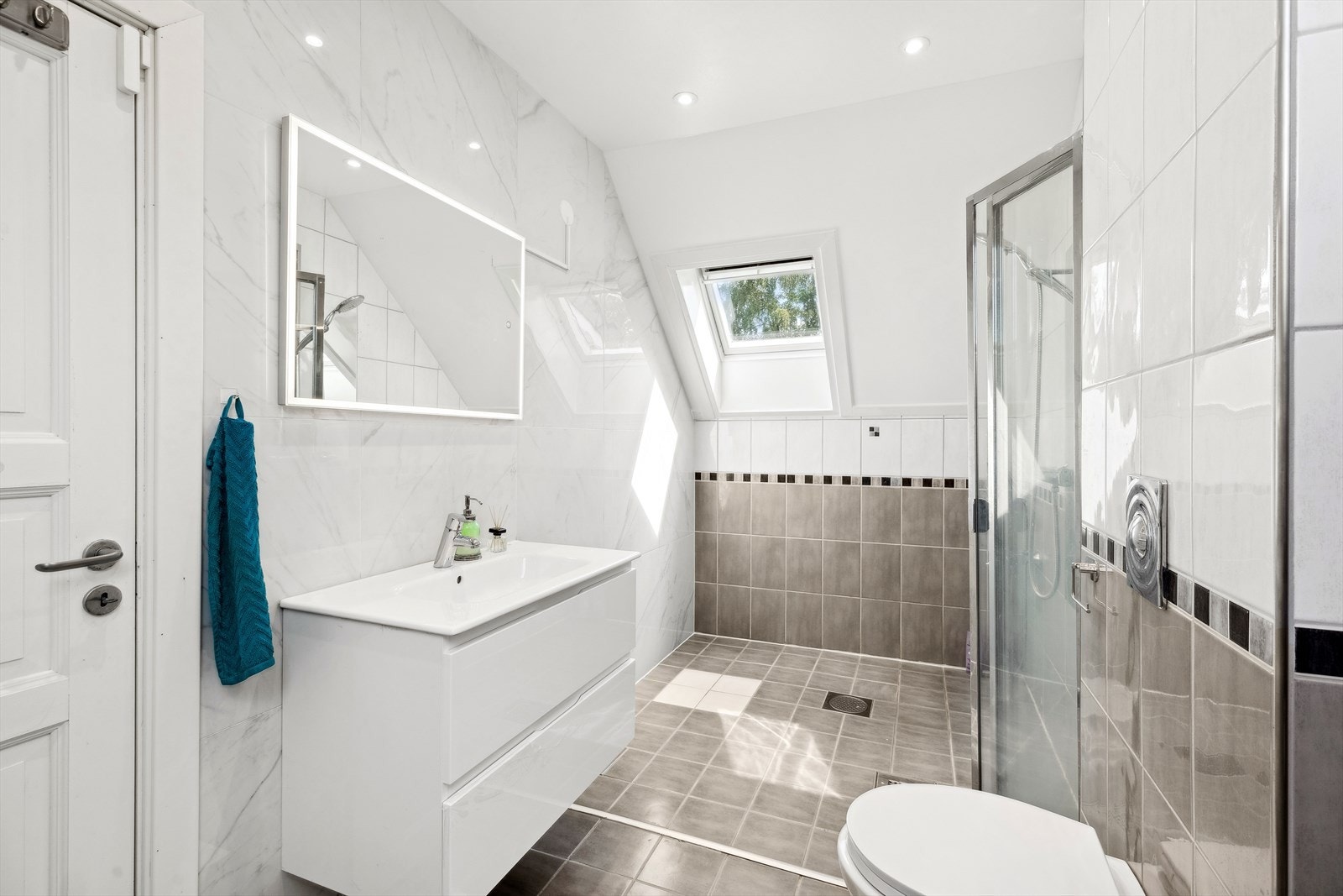 Dusj med innfellbar dør i herdet glass. Galleribilde