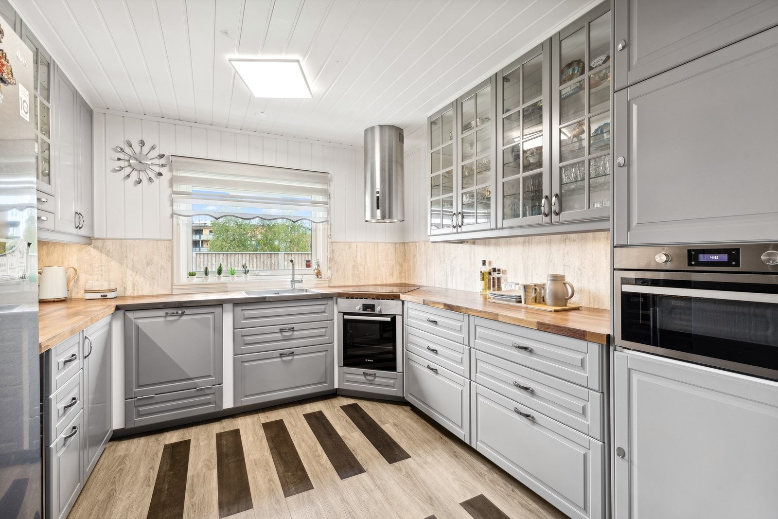 Stue og kjøkken ligger i delvis åpen løsning. Galleribilde