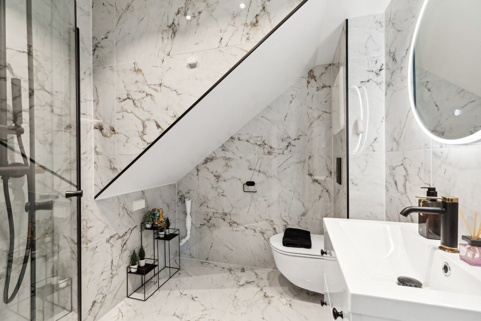 Pent, flislagt bad med gulvvarme. Pusset opp i 2022. Galleribilde