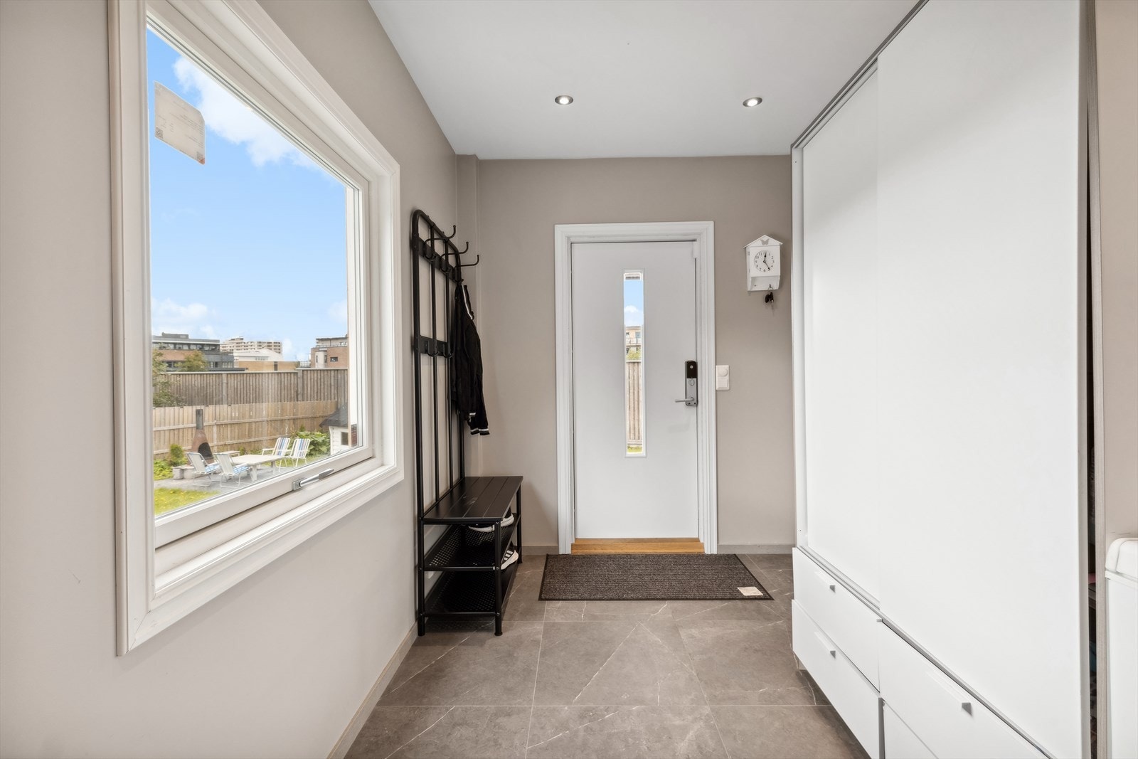 Utvidet entré med adkomst via trapper og en hyggelig terrasse. Galleribilde