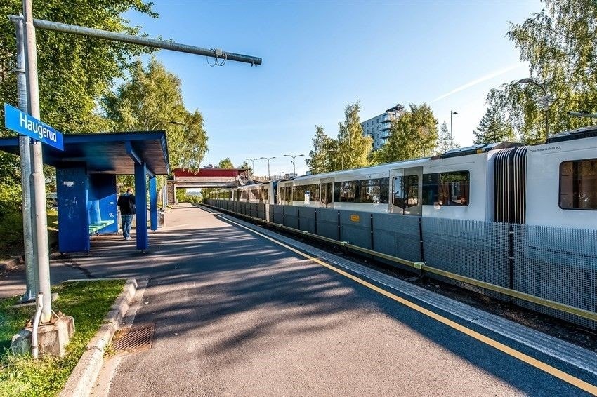 Haugerud T-bane noen minutters gange fra boligen. Galleribilde