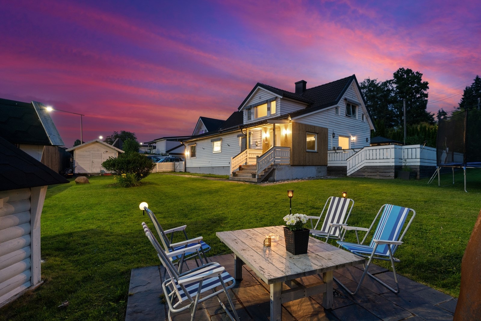 Eiendommen ligger sentralt og barnevennlig område på Hellerud med nærhet til marka. Galleribilde