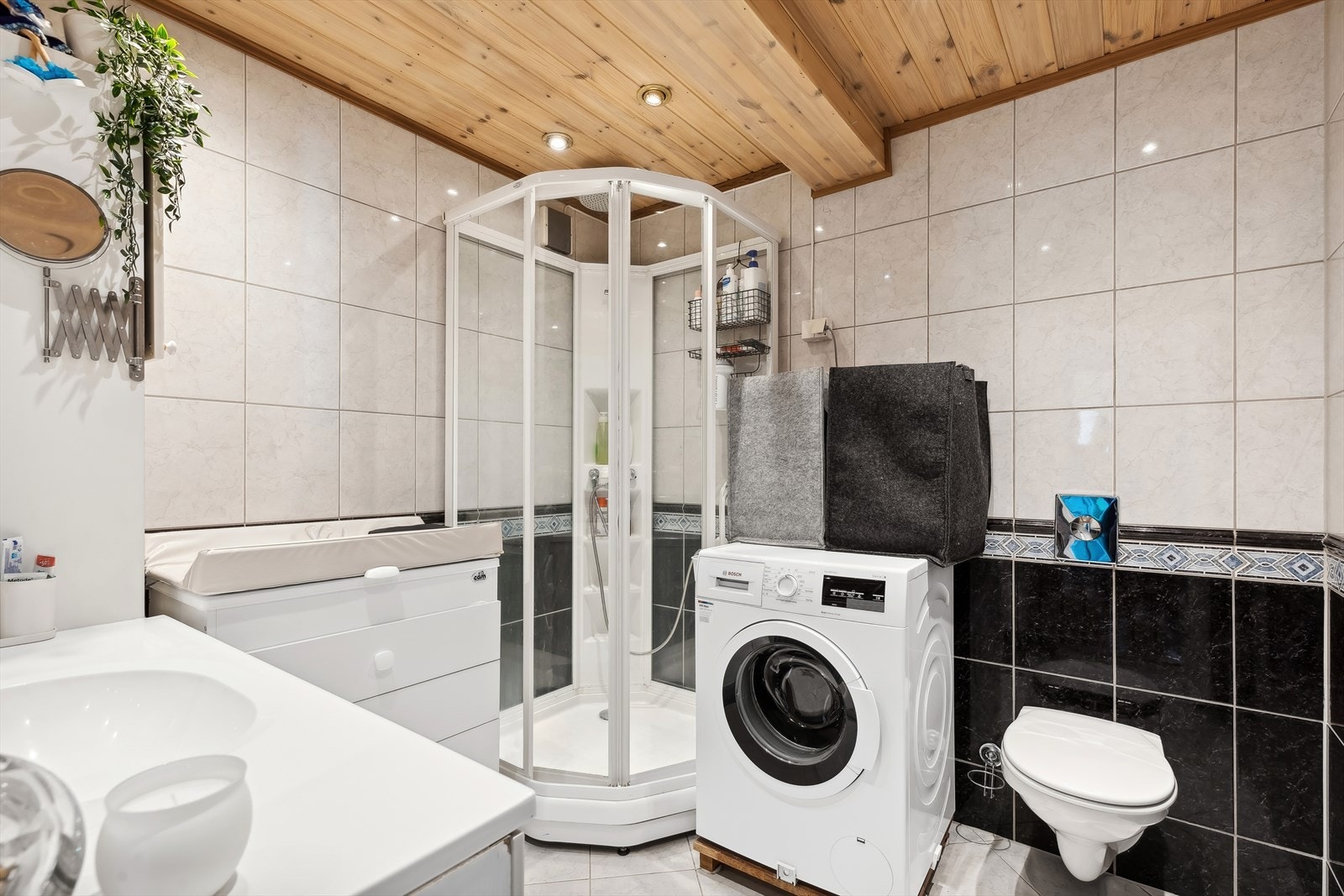 Flislagt bad i tilbygget. Innredningen består av servantskap, speil, vegghengt klosett og dusjkabinett. Galleribilde