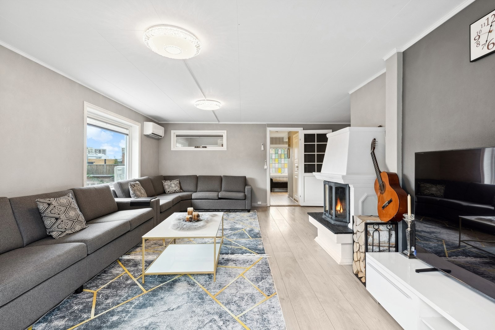 Stuen har en koselig peis som sørger for varme og god stemning. Galleribilde