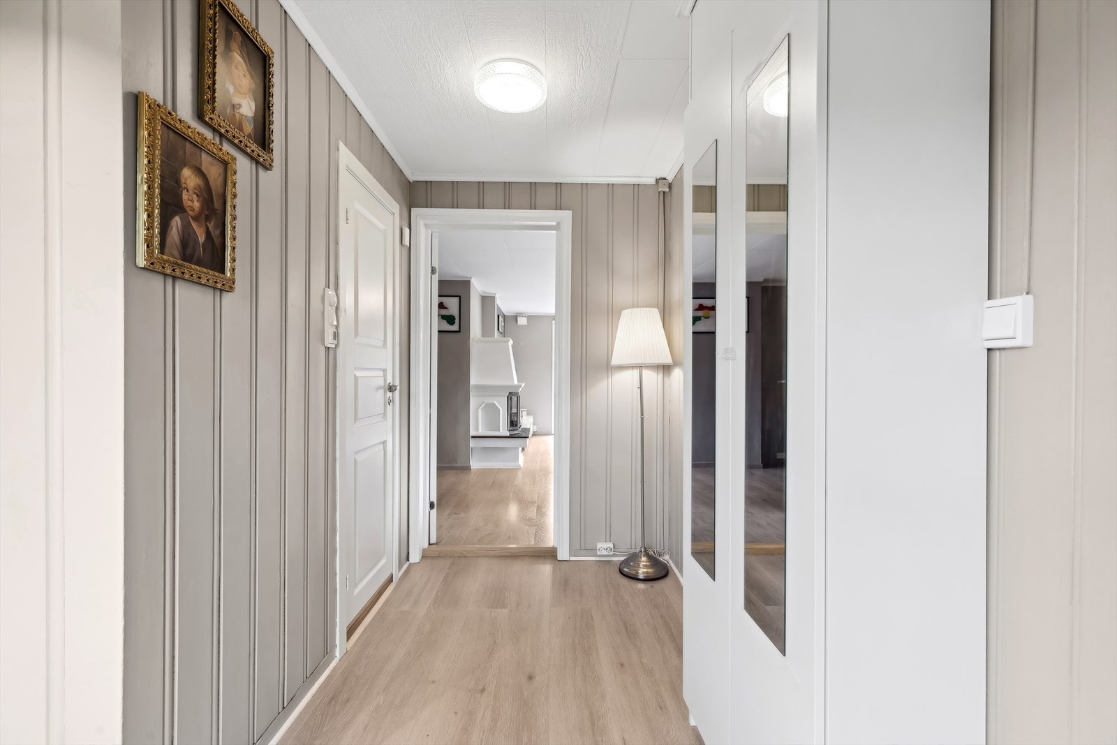 Romslig gang med gode oppbevaringsmuligheter. Galleribilde