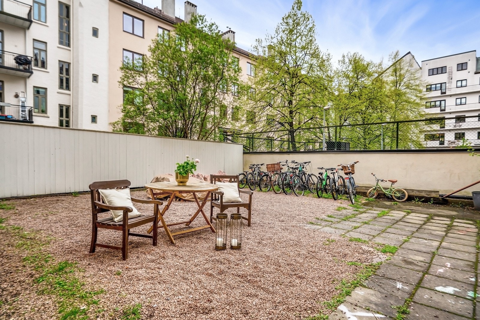 Det vokser store trær rundt om som gir en frodig idyll om sommeren og det er satt ut felles sittegrupper til glede for beboerne. Galleribilde