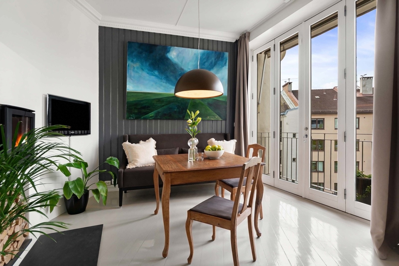 Lett stemning og flott utsyn til en frodig bakgård. Galleribilde