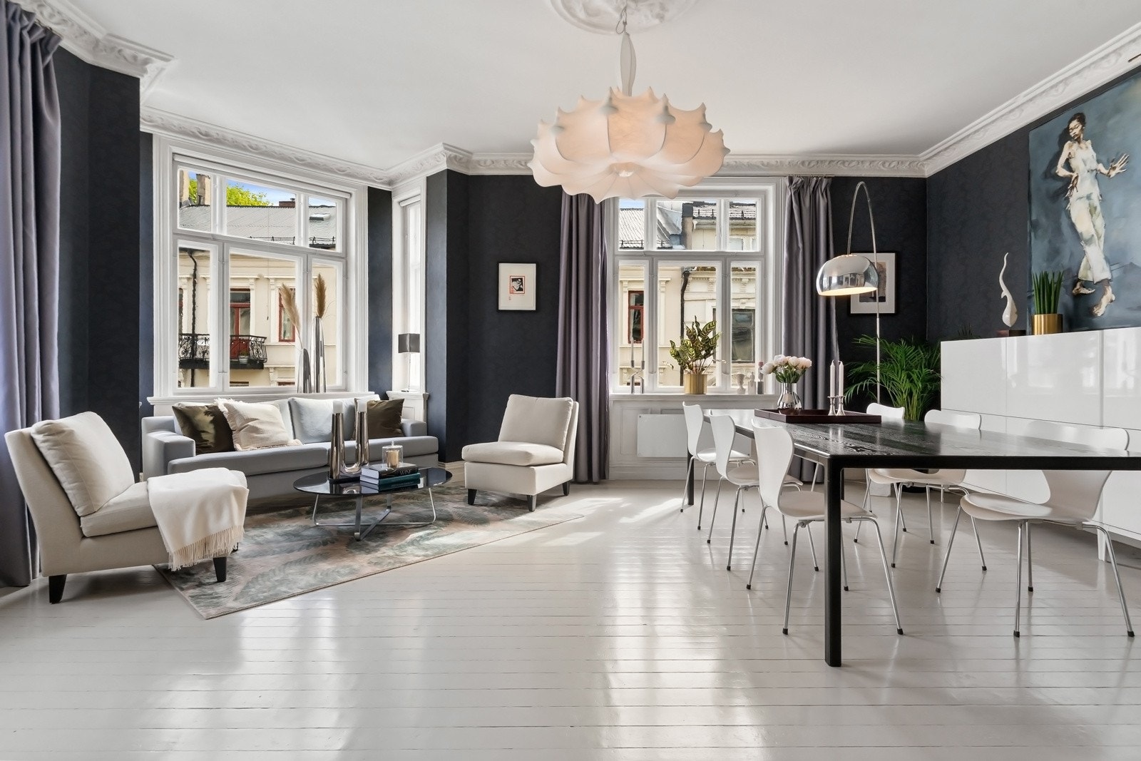 Her kombineres moderne komfort med godt bevarte detaljer som gir leiligheten en unik karakter og sjarm man aldri vil finne i nybygg. Galleribilde