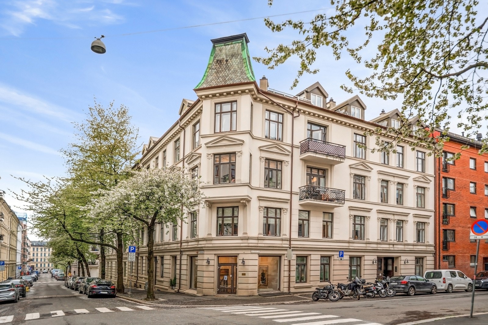 Frydenlundgata 12A er en liten perle midt i hjertet av Oslo, der storbyliv møter grønn ro og hverdagen glir sømløst. Galleribilde