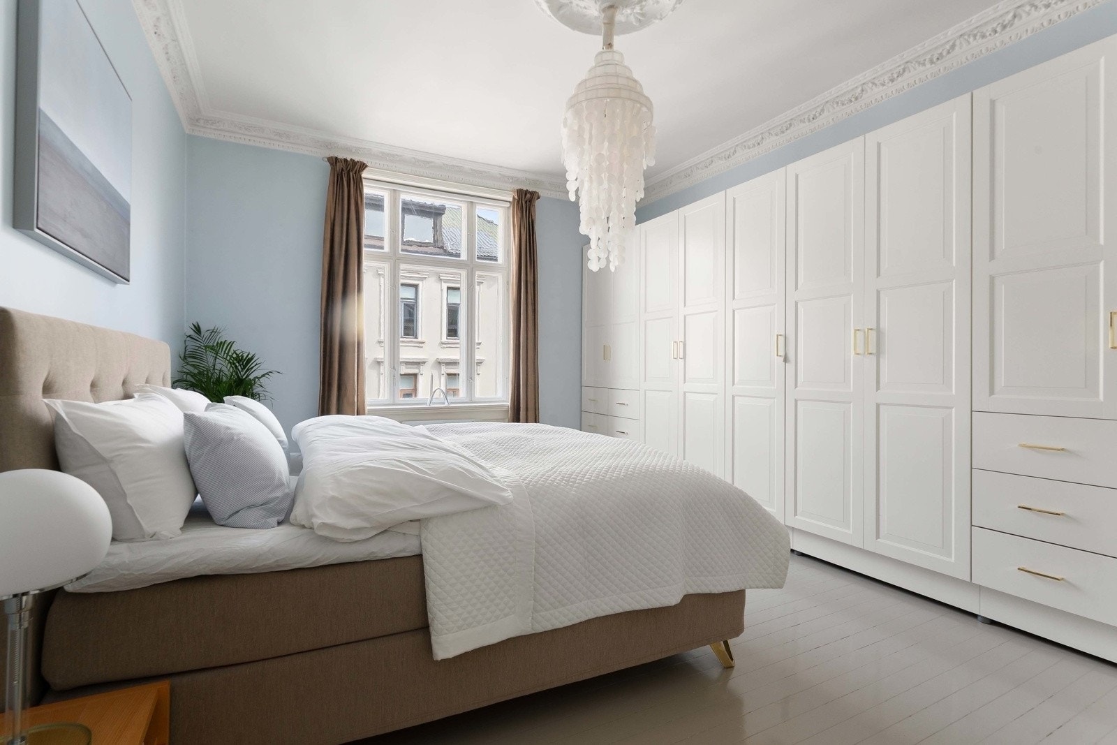 Leiligheten har to luftige soverom med store vindusflater og takhøyde på rundt 3 meter. Galleribilde