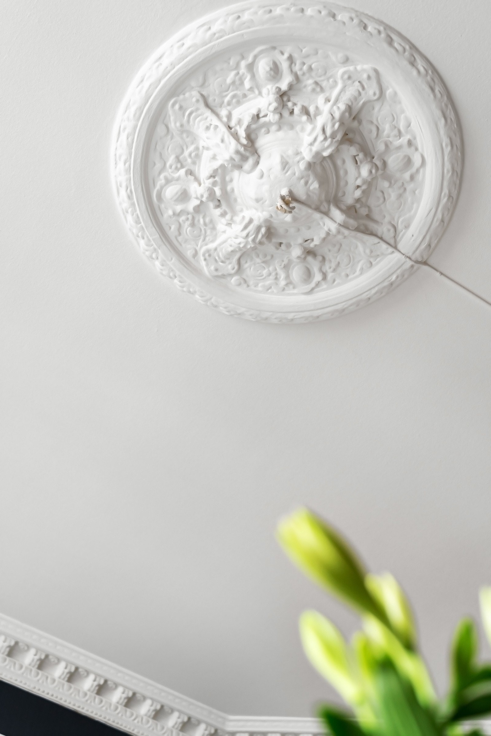 Original og velholdt stukkatur og takrosetter er gjennomgående i leiligheten. Galleribilde