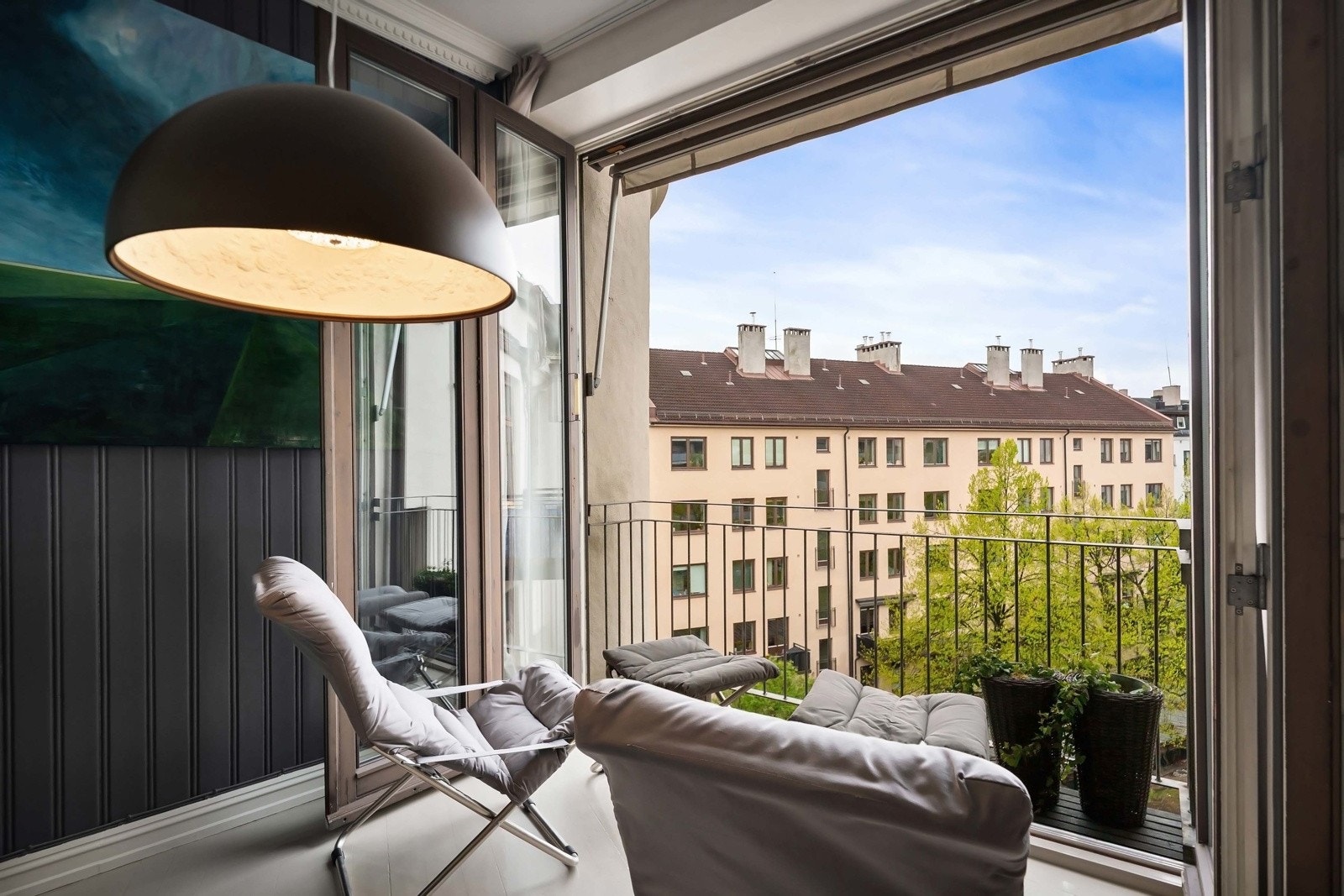 Store foldedører mot en vestvendt, fransk balkong. Galleribilde