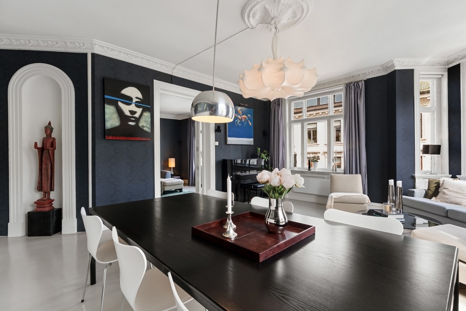 Hjørnestuen har også en buet veggnisje mot pipeløpet og tofløyede dører mot gangen. Galleribilde