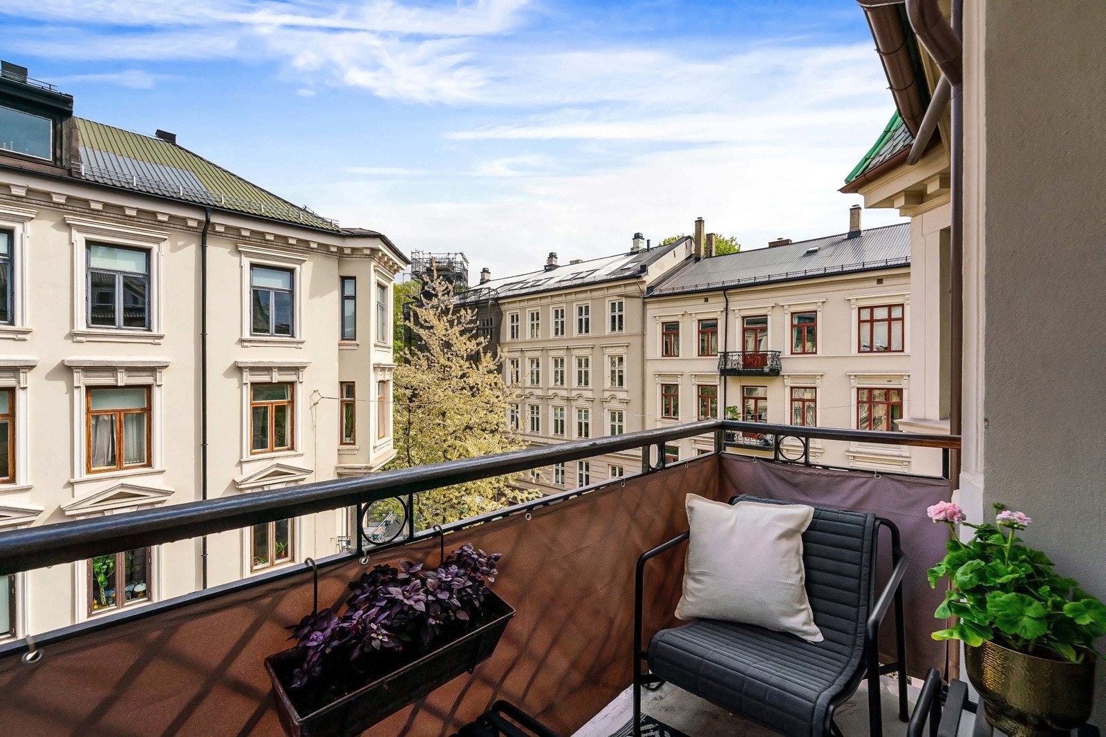 Nordvestvendt balkong på 4 m², med sol fra tidlig morgen til 11-12-tiden om sommeren, samt noe kveldssol sommerstid. Galleribilde