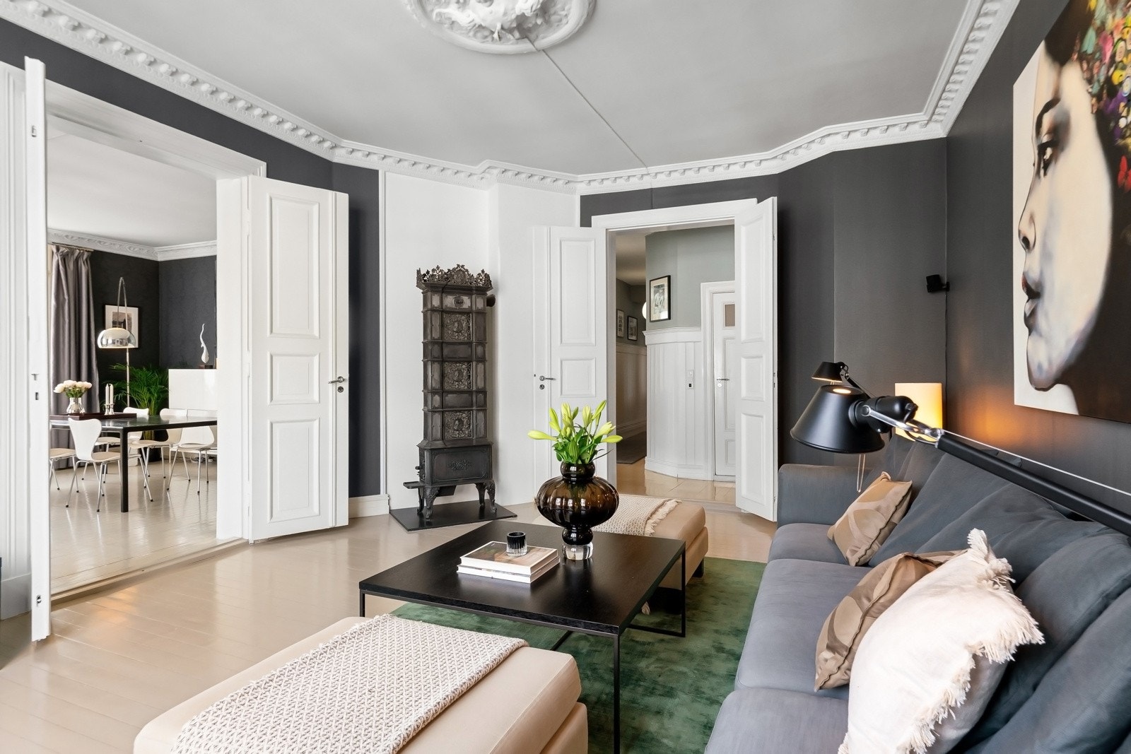 En vakker etasjeovn smykker dagligstuen. Galleribilde