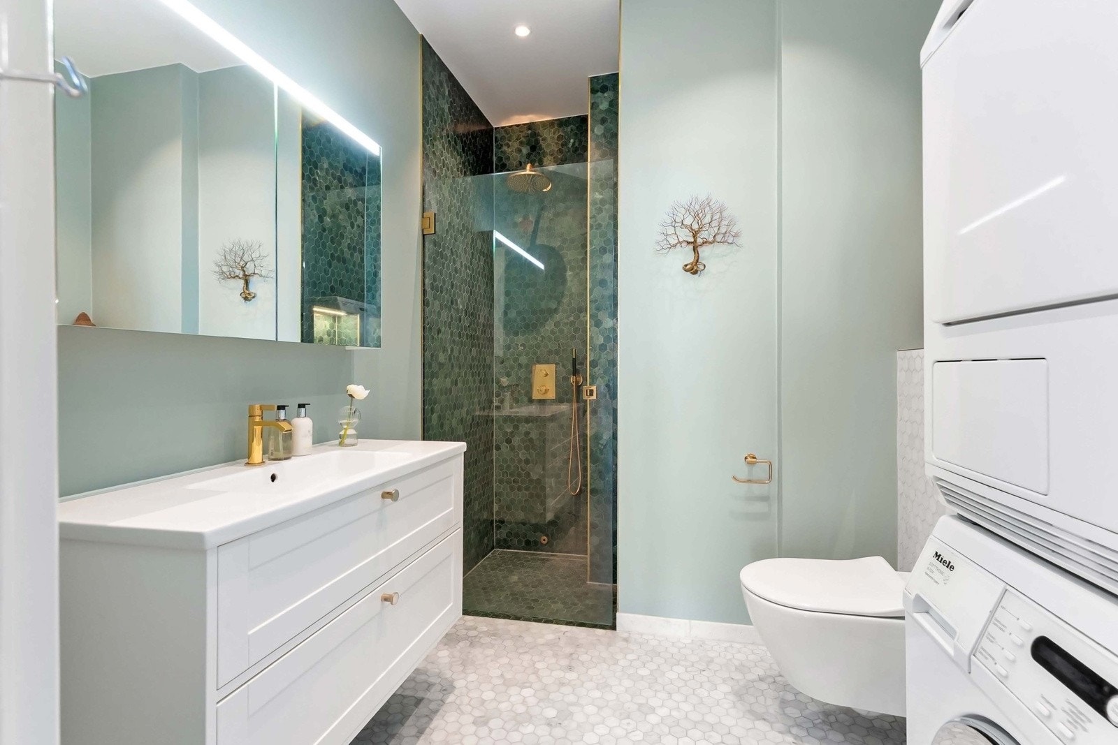 Leiligheten har et lekkert bad og et separat toalettrom, begge oppusset og betydelig påkostet i 2020. Flisene er fra Ulfven og armaturene er fra Tapwell. Galleribilde