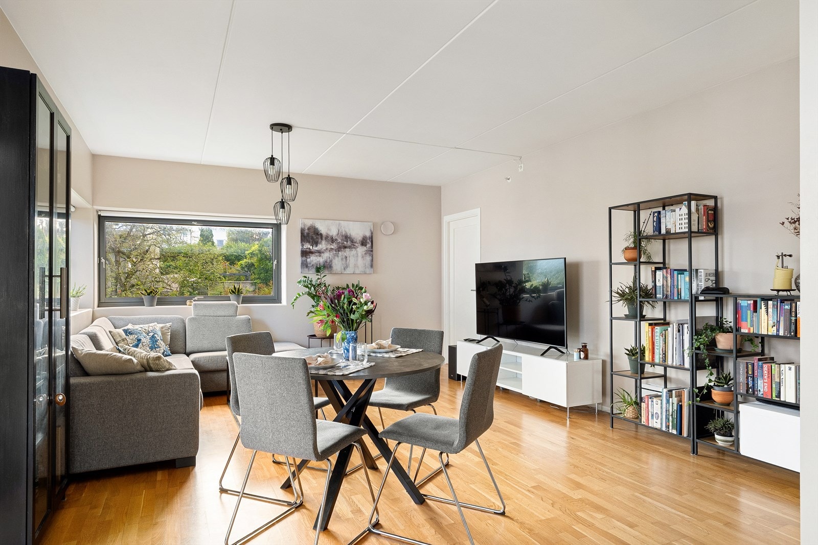 Lys og romslig stue med store vinduer. Moderne atmosfære og åpen planløsning gir en innbydende følelse. Galleribilde