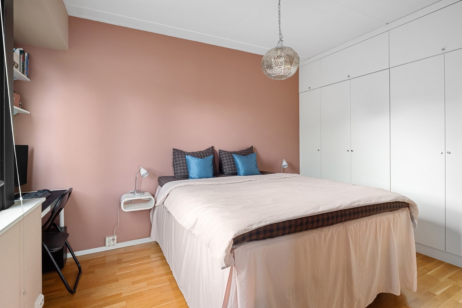 Soverom med gode løsninger for kontor, og garderobe Galleribilde