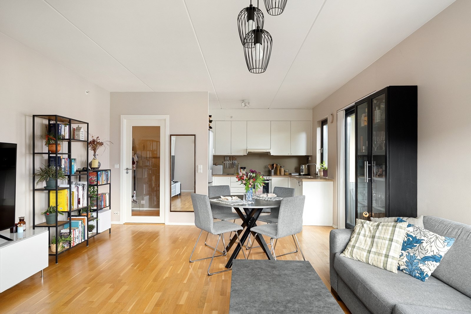 Lys og luftig stue med god plass til møblering. Galleribilde