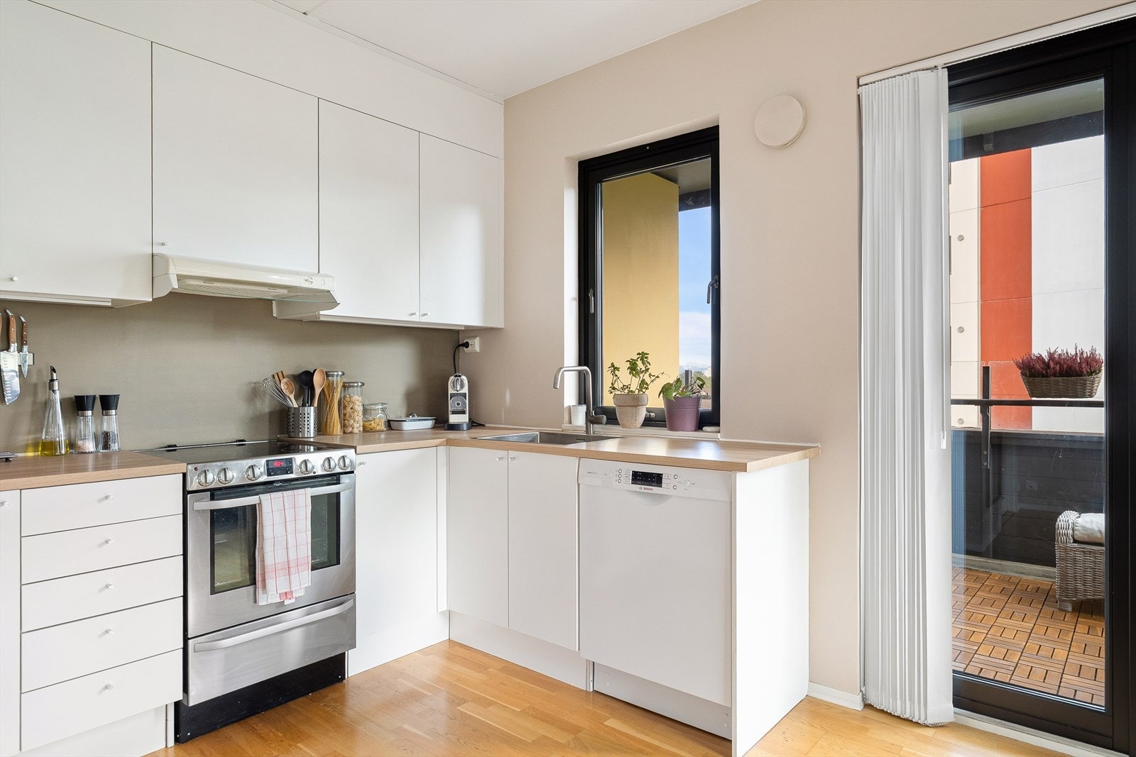 Kjøkken, utgang til balkong Galleribilde