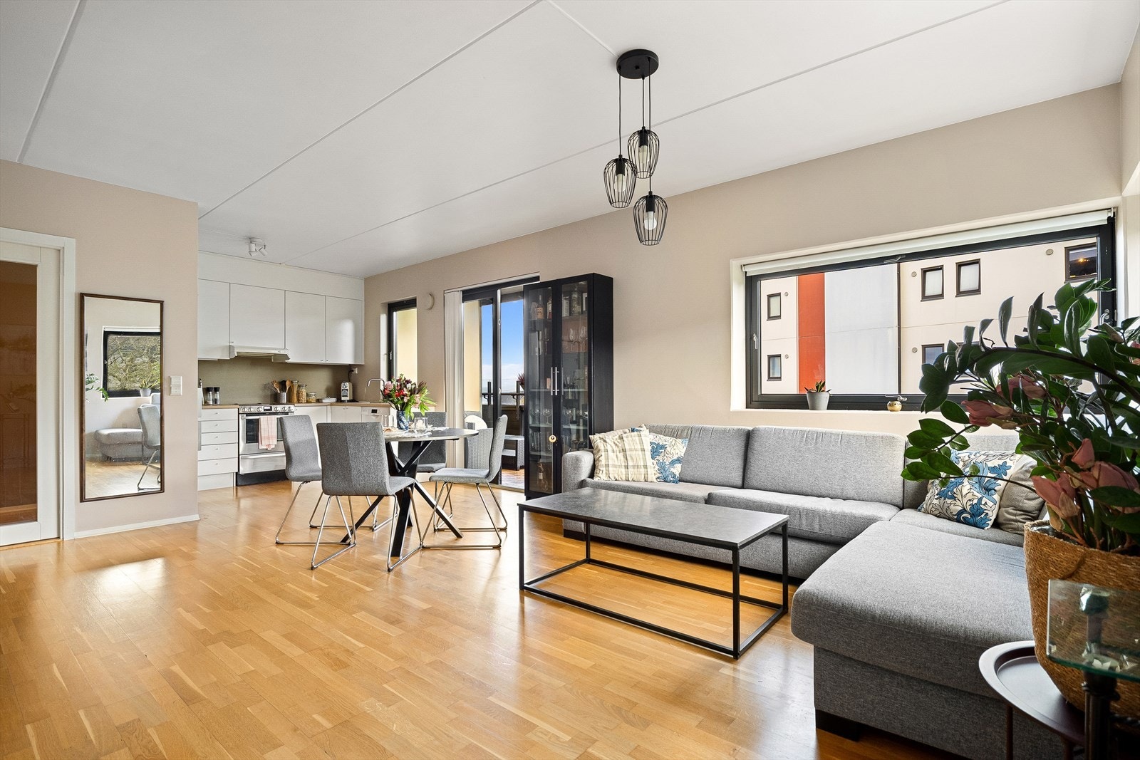 Lys og romslig stue med store vinduer. Moderne atmosfære og åpen planløsning gir en innbydende følelse. Galleribilde