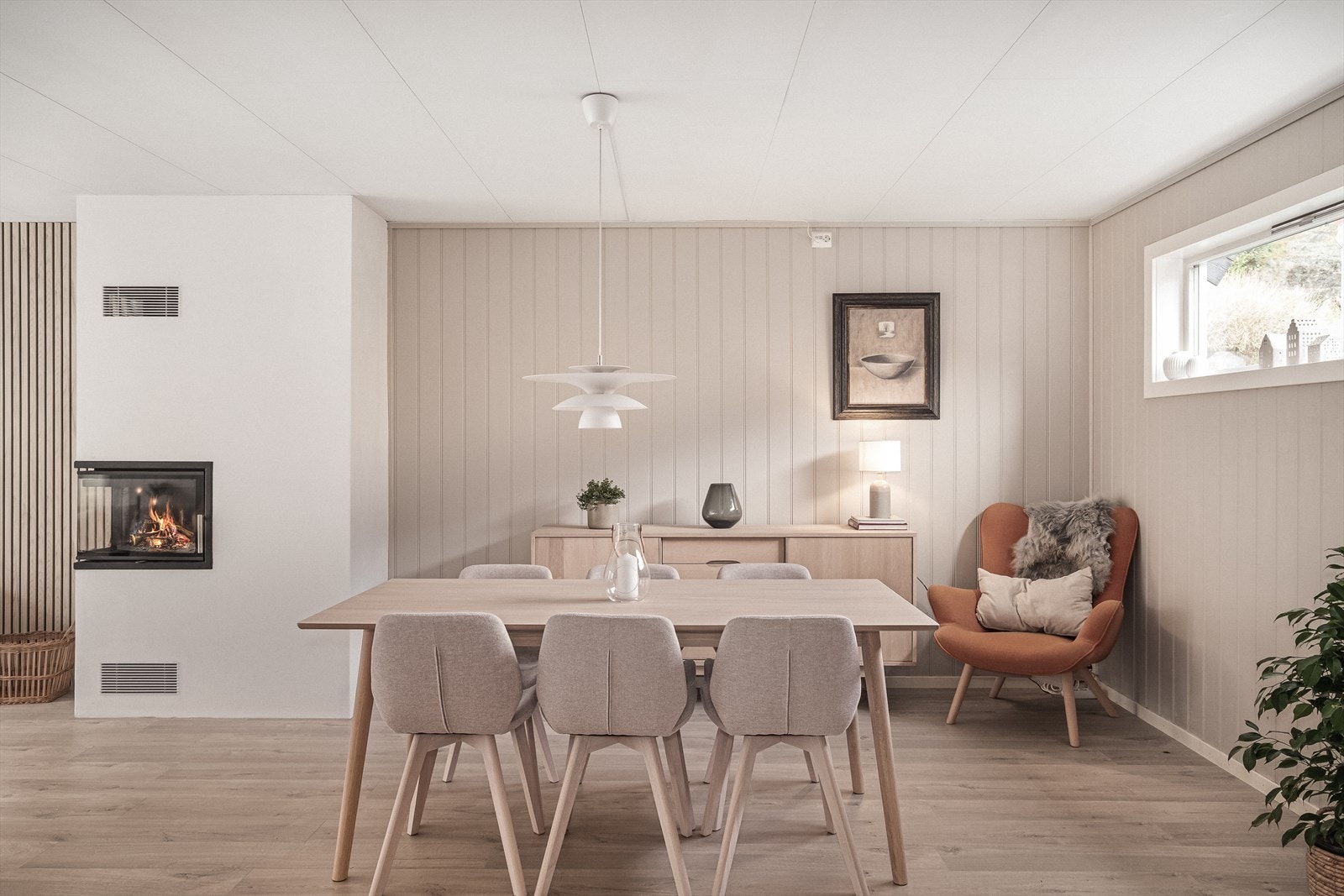 Stuen størrelse gir plass til både stor sofagruppe og spisebord hvor hele familien kan samles Galleribilde