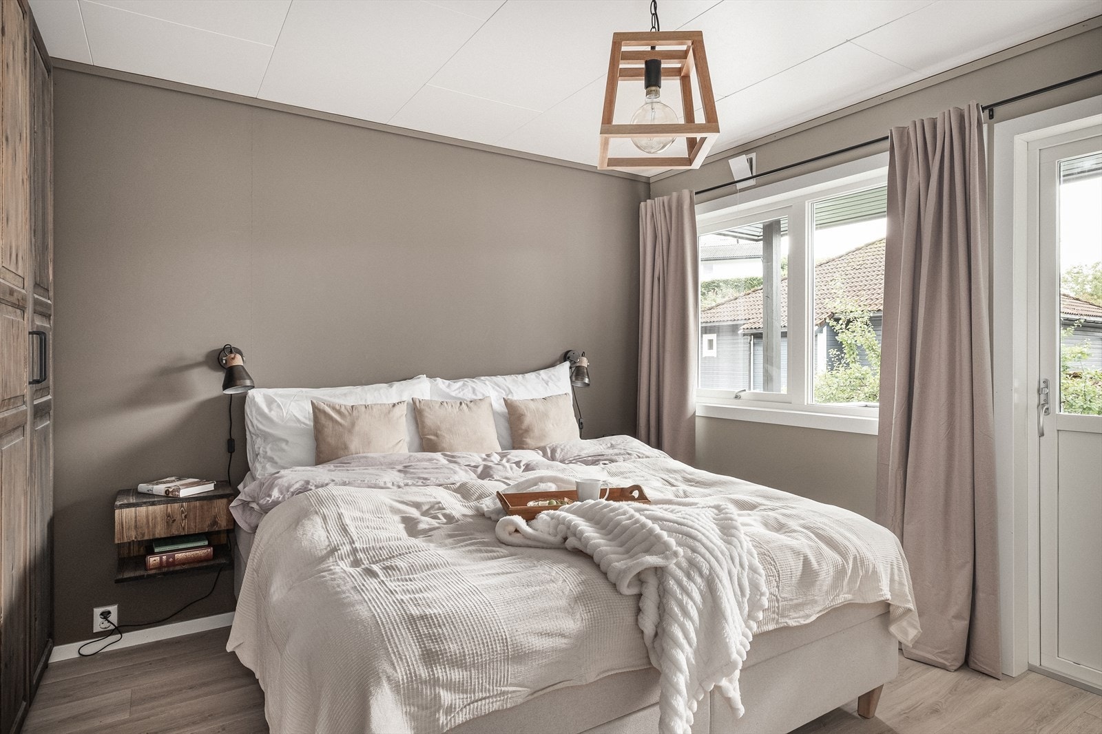 Hovedsoverommet er romslig og har utgang til altan Galleribilde