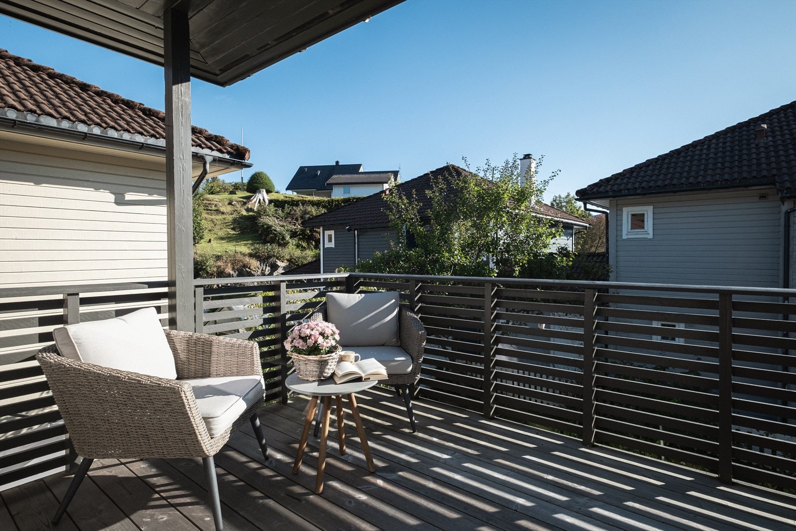 Fra hovedsoverom er det utgang til solrik altan på 8 kvm Galleribilde