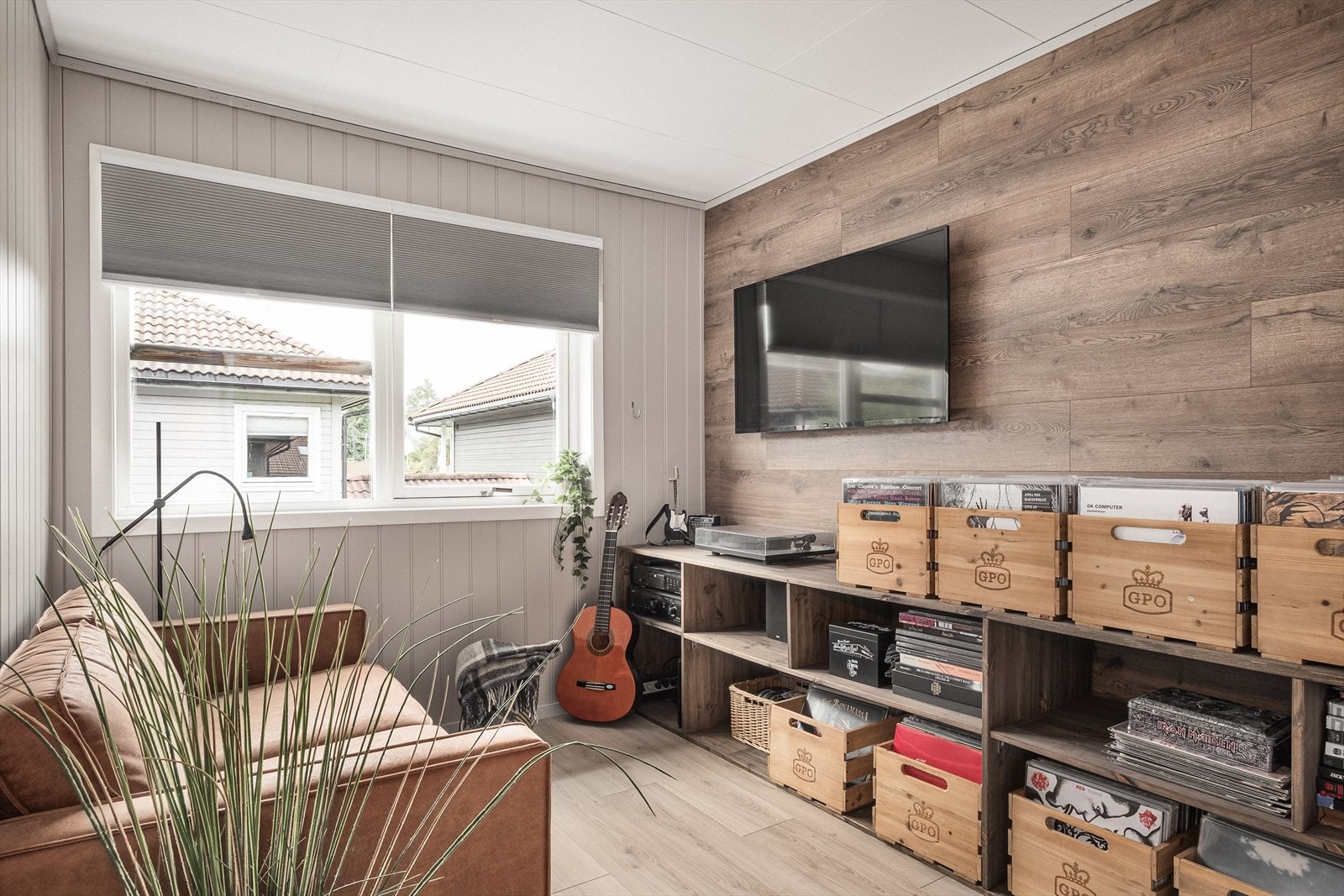 Et av soverommene brukes i dag som tv-stue/hobbyrom Galleribilde