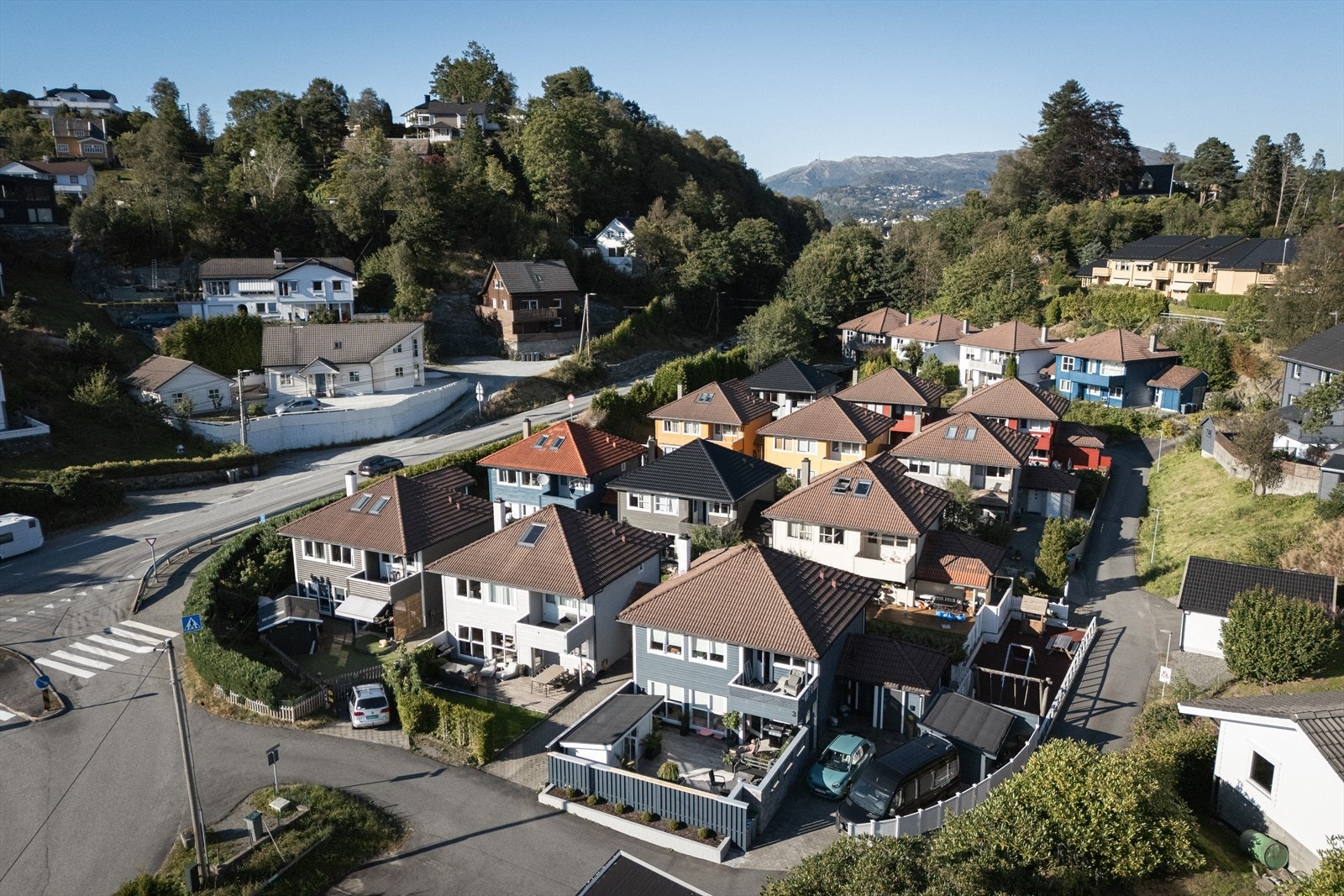 Smøråshagen er som en liten grend, her er det fint å bo både for store og små Galleribilde
