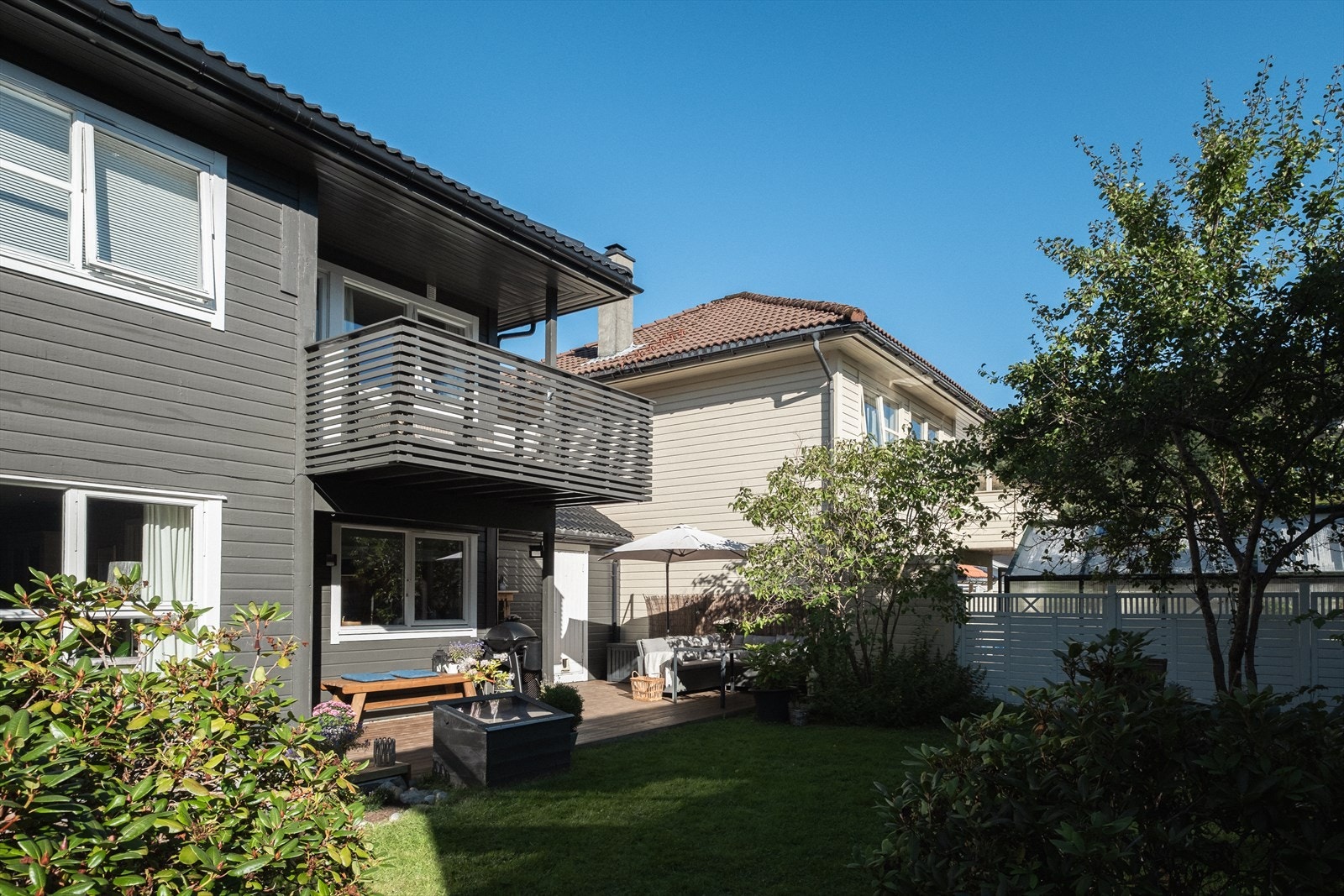 Deilig hage som er pent opparbeidet og skjermet Galleribilde