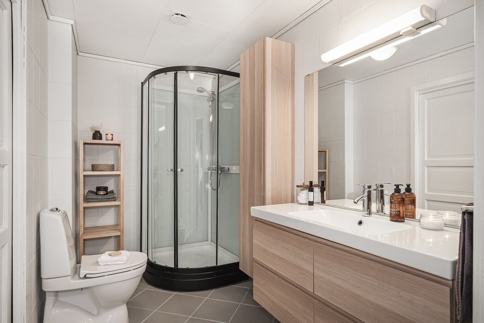 Bad i 2 etasje er 5,4 kvm med nyere innredning og dusjkabinett Galleribilde