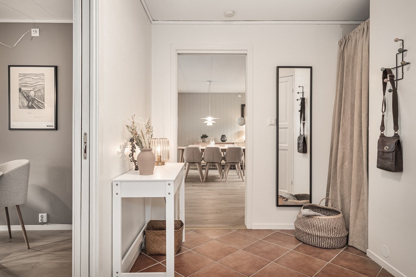 Gang/entrè har god plass til å sette bort sko og tøy Galleribilde