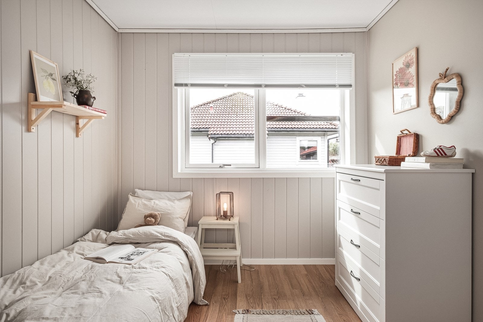 Alle soverommene er lyse og har plass til seng, skrivebord og skapplass om ønskelig Galleribilde