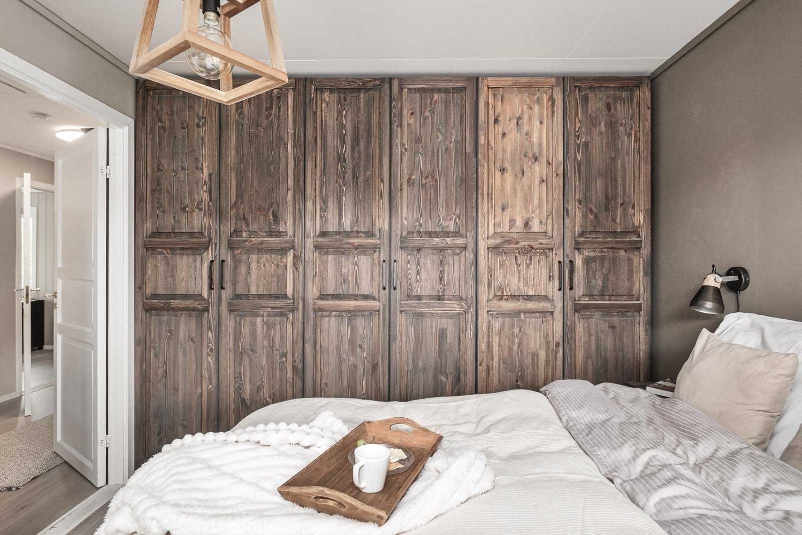 Rikelig med skapplass på hovedsoverommet Galleribilde