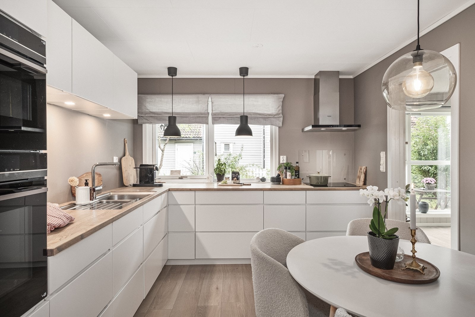 Nytt tidløst kjøkken fra Kvik med benkeplate i tre, levert i 2018 Galleribilde