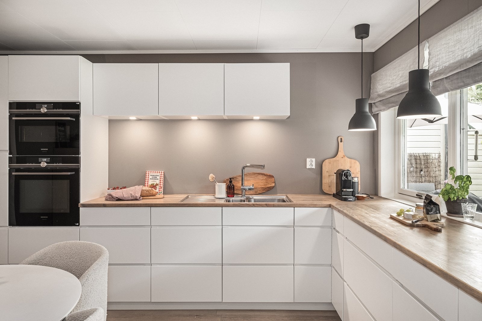 Kjøkkenet har integrerte hvitevarer: Induksjonstopp, stekeovn/micro, stekeovn/damp, oppvaskmaskin og kjøl/fryseskap Galleribilde