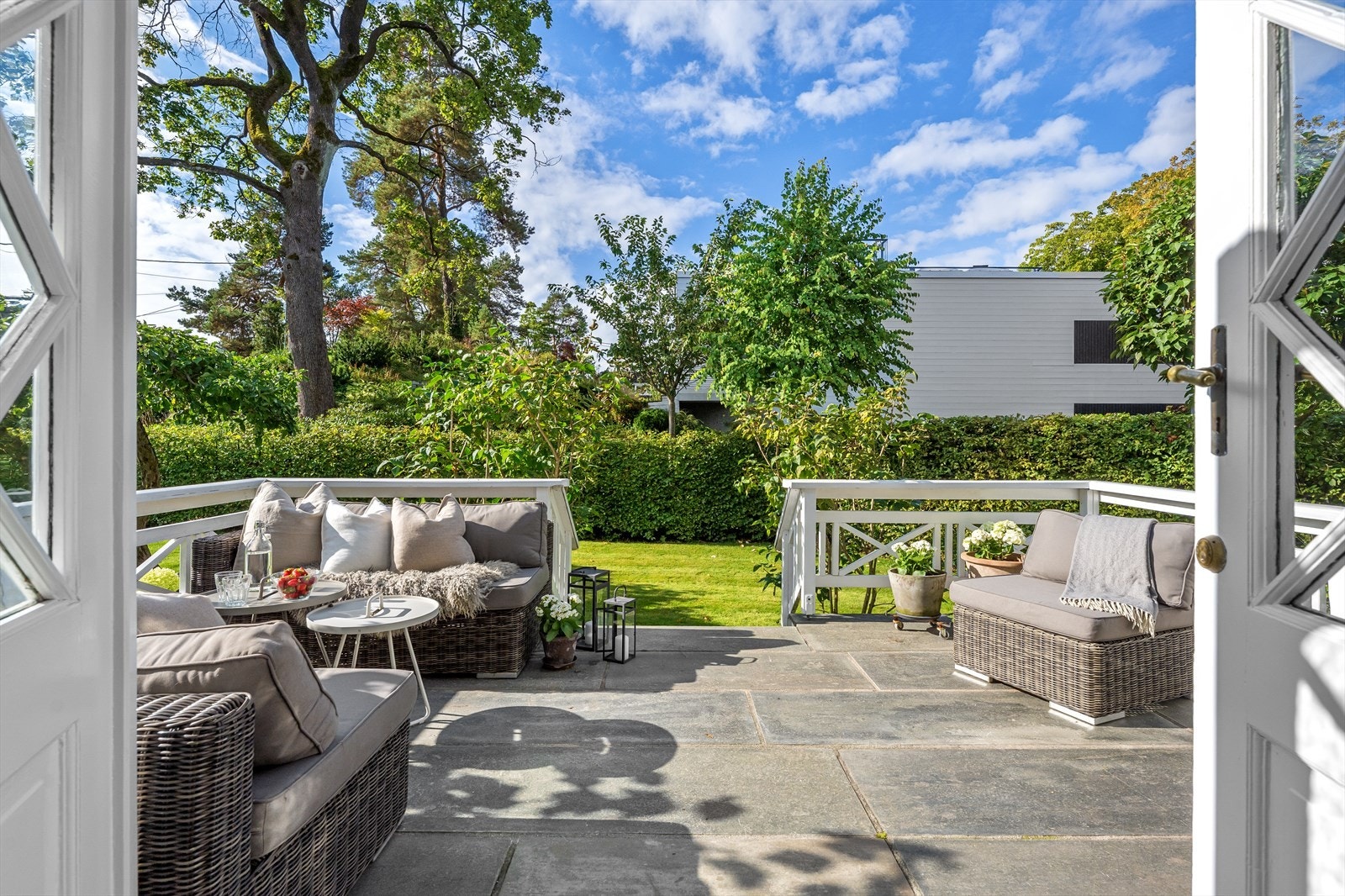 Fra spisestuen er det direkte utgang til en solrik og romslig terrasse. Galleribilde