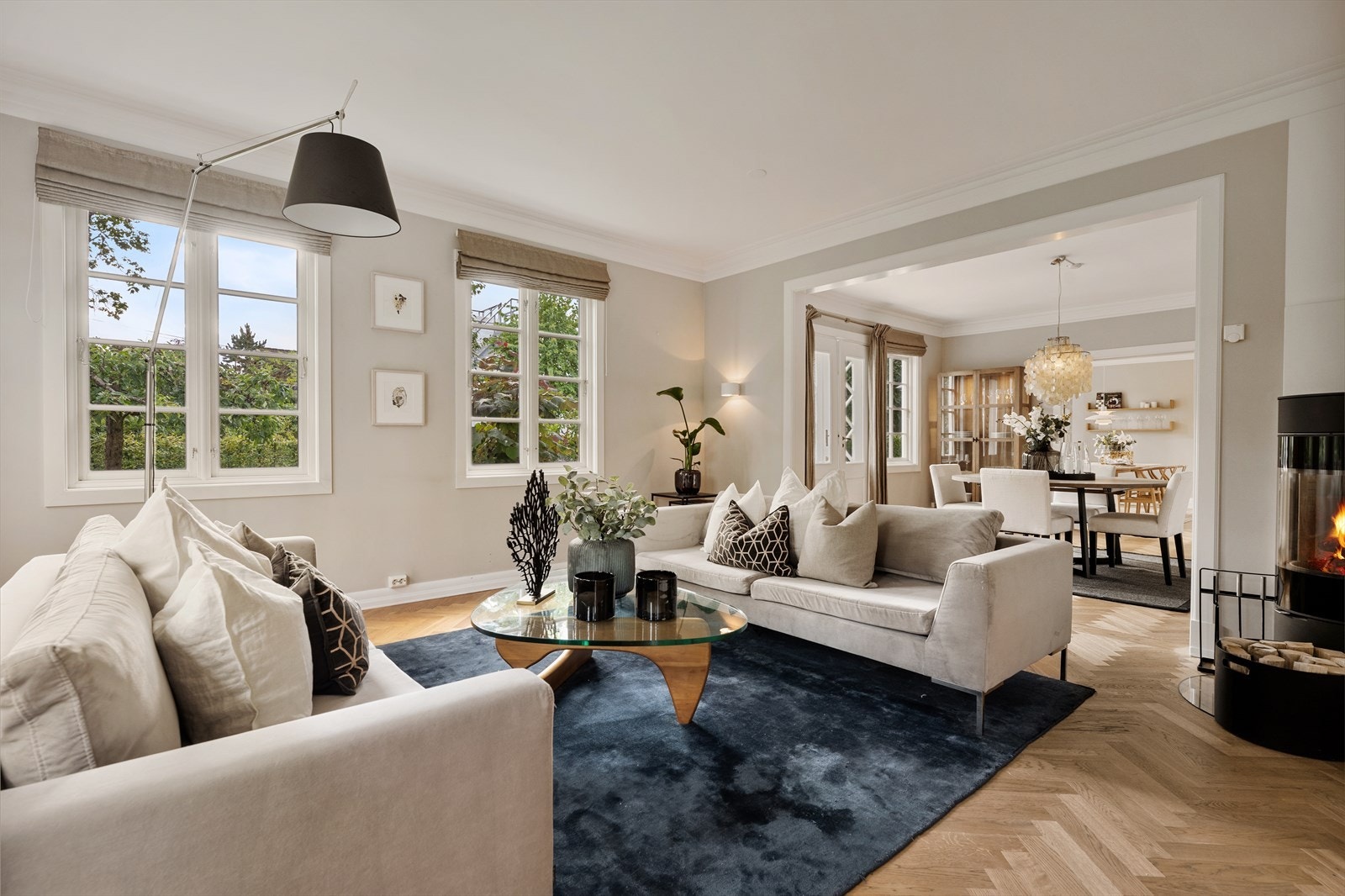 Husets naturlige samlingspunkt med integrert veggbelysning fra Expo Nova og peisovn fra kvalitetsprodusenten Rais Galleribilde