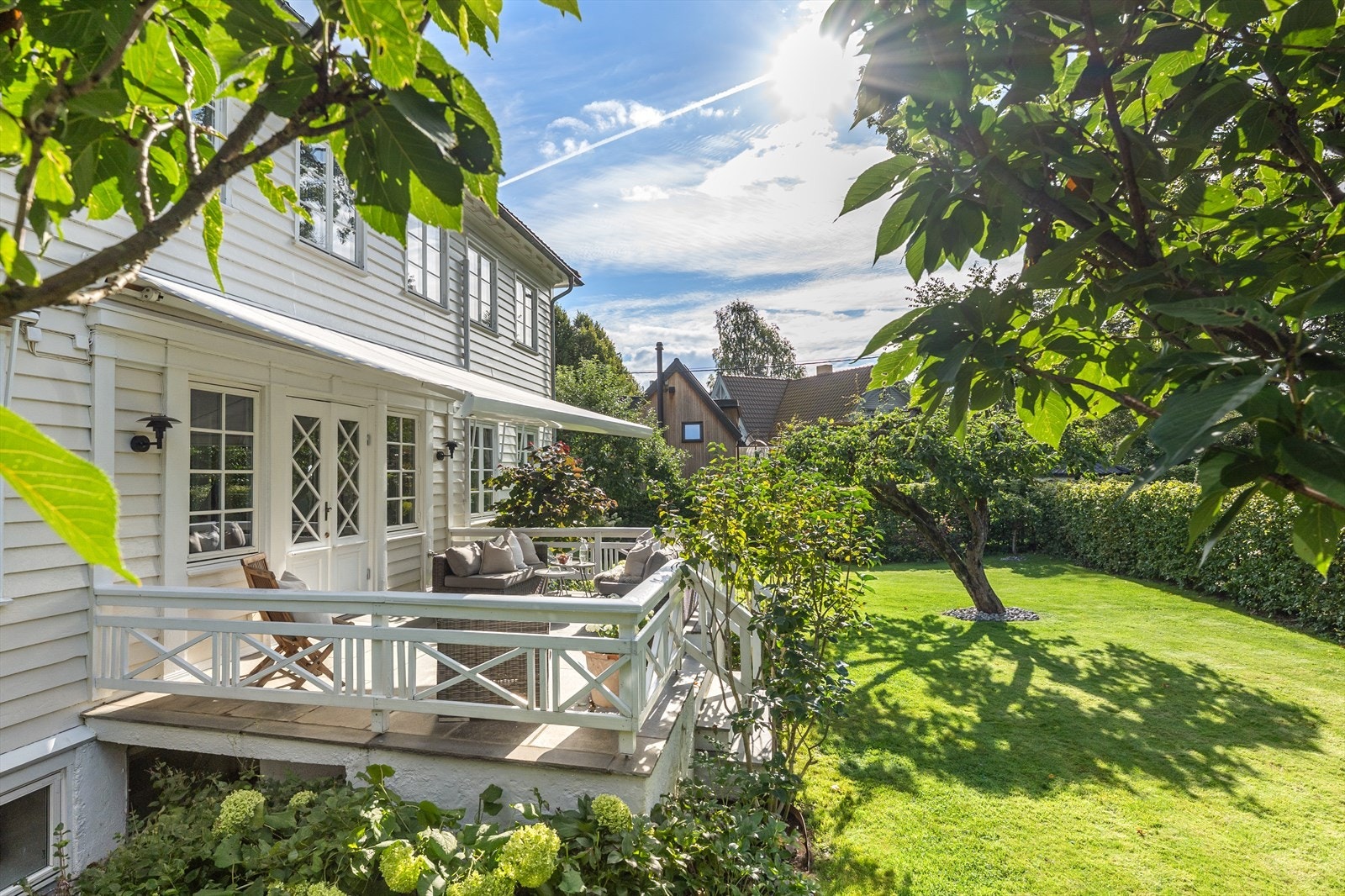 Terrassen har gode solforhold fra midt på dagen til sen kveld. Galleribilde