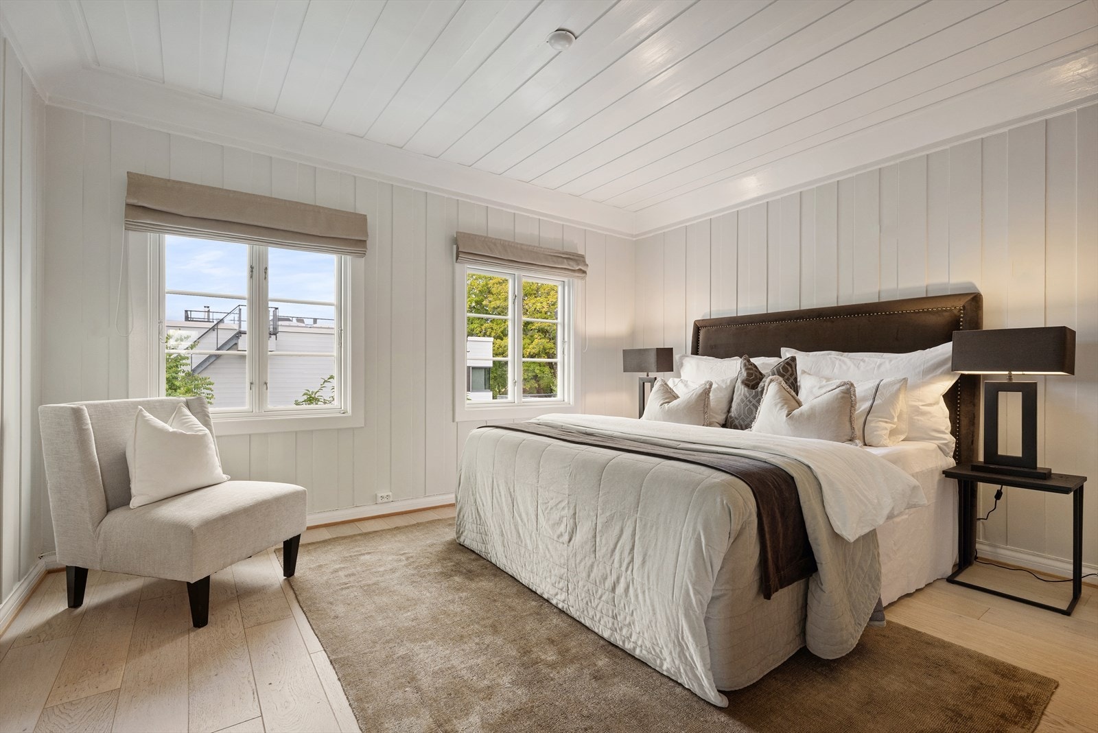 Hovedsoverommet har god plass til stor dobbelseng, nattbord og garderobeskap, Alle soverom har tilpassede gardiner -for ekstra komfort. Galleribilde