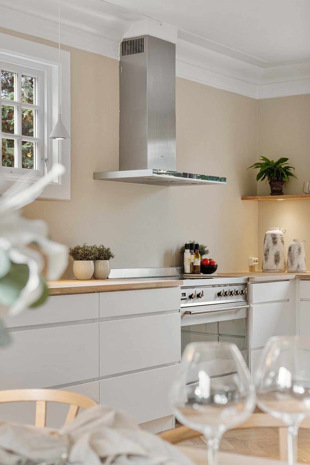 Integrerte hvitevarer med frittstående komfyr og platetopp fra SMEG, samt benkeplate i heltre eik Galleribilde