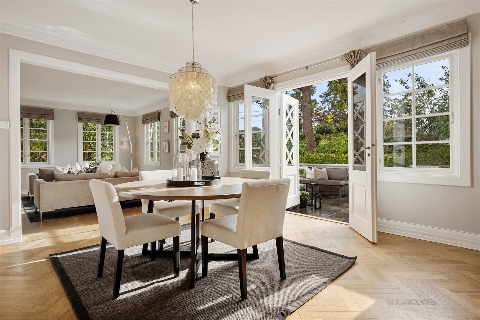 God plass til stort spisebord - ideelt for både hverdag og selskap. Galleribilde